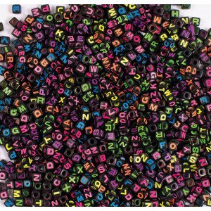 Černé korálky s neonovými písmenky 300 ks 6x6mm, 111